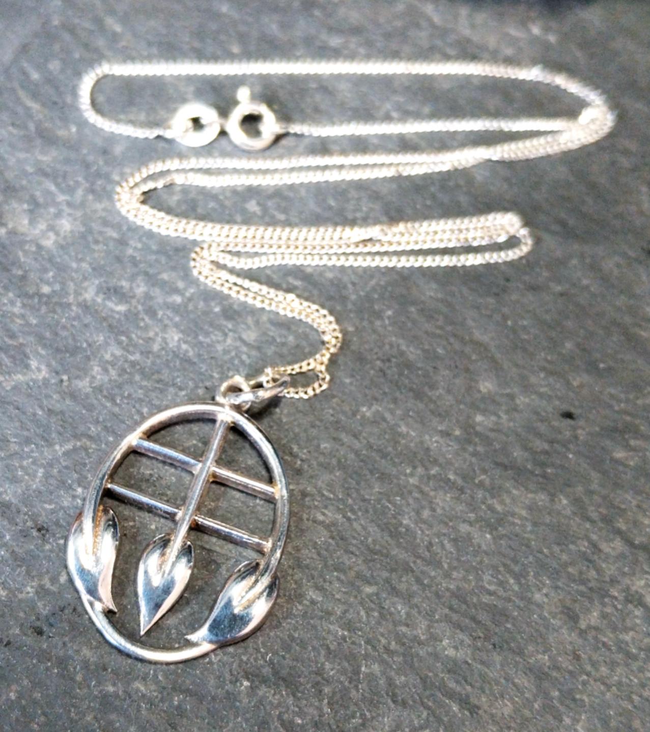 Sterling Silver CELTIC Cecily Leaf Pendant Necklace & 18" Chain - 4.3g