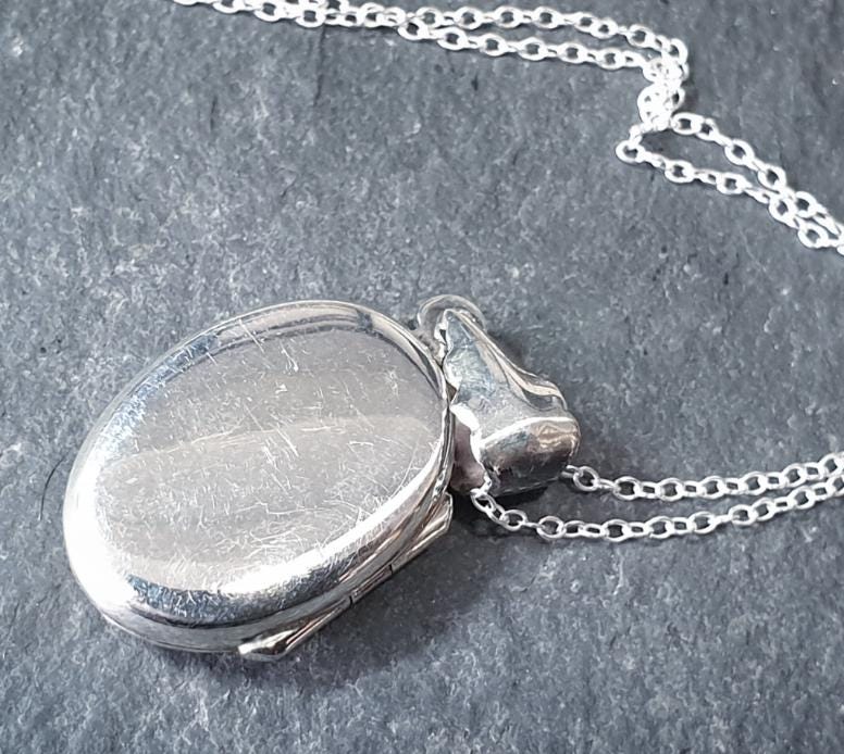 Vintage SILVER OVAL Locket Necklace single flower - with 18" Chain - 4.5g