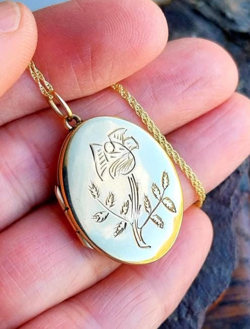Beautiful vintage 9ct GOLD Single Rose Locket on 20" Chain - 6.7g