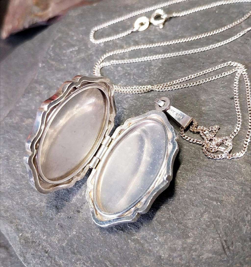 Large Vintage Sterling SILVER LOCKET with knot pattern - on 20" Chain - 22.4g
