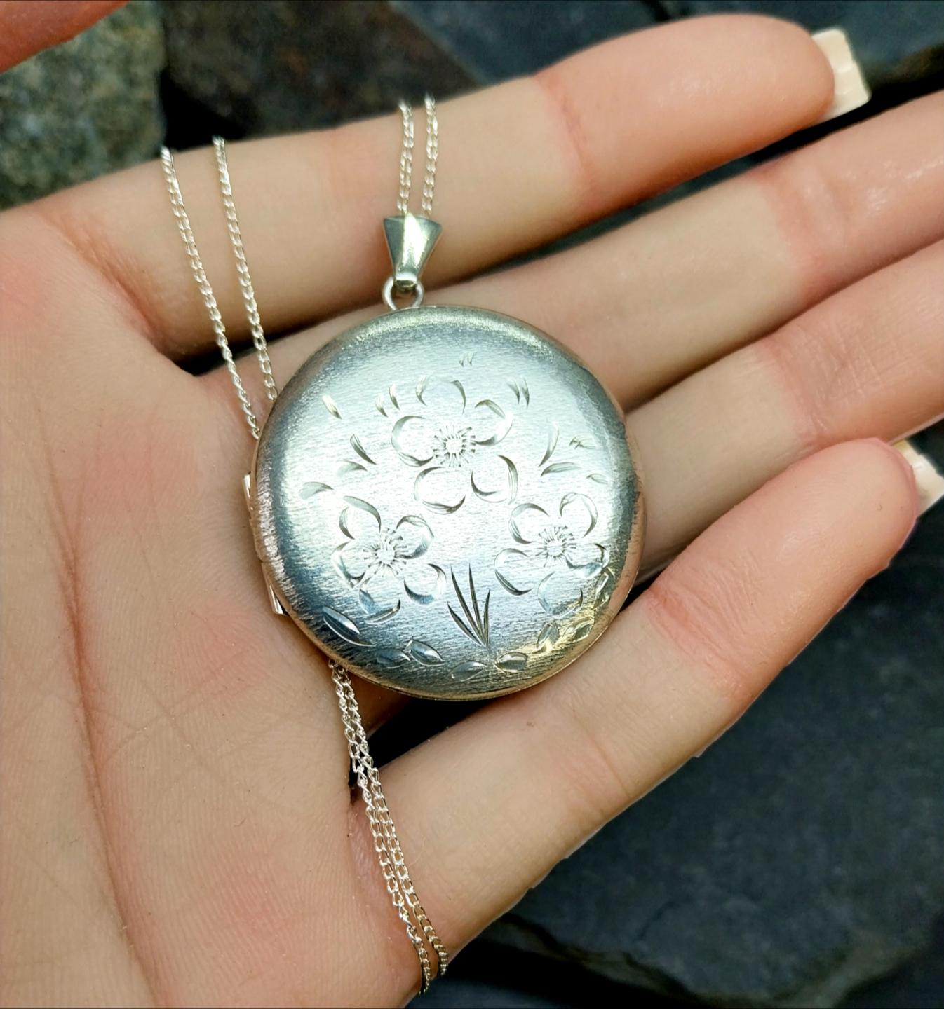 Large Sterling SILVER LOCKET Round with 3 flowers on 20" Chain - 10.9g