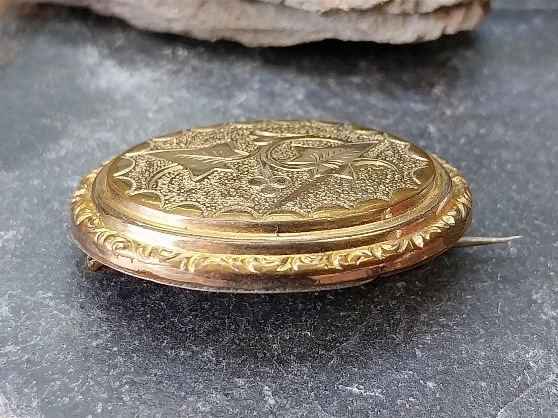 Victorian HOLLY & IVY BROOCH - Christmas Gilt Design - 7.7g