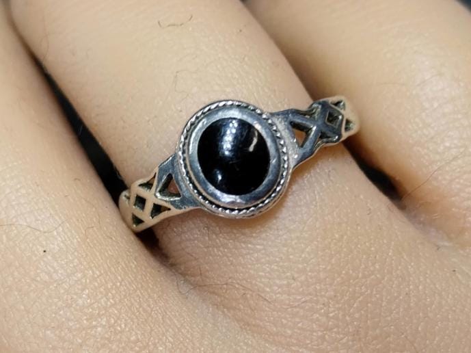 SILVER CELTIC RING - with Black Onyx stone - Size R (us size 8.5) - 2.4g