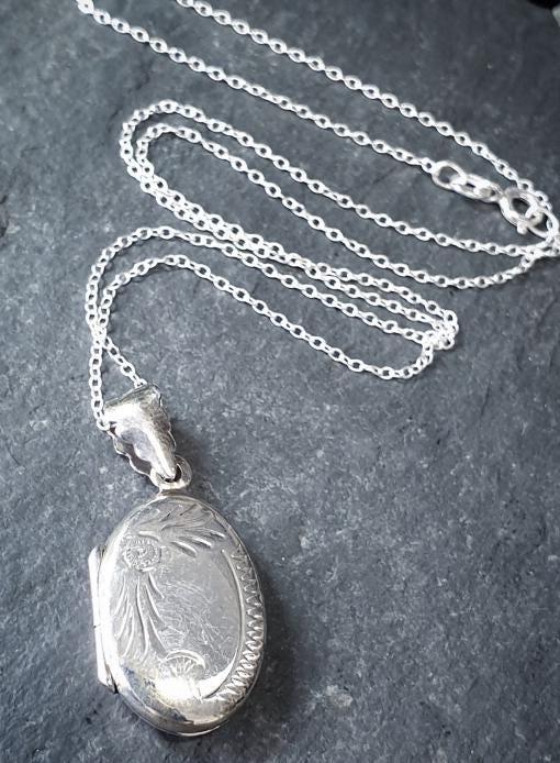 Vintage SILVER OVAL Locket Necklace single flower - with 18" Chain - 4.5g