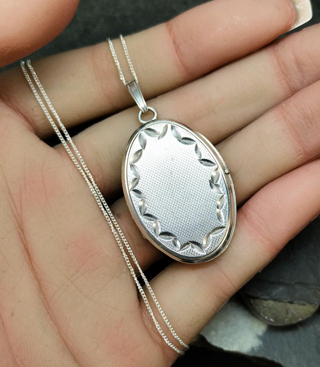 Large SILVER LOCKET necklace - Vintage Oval on 20" Chain - 12.1g