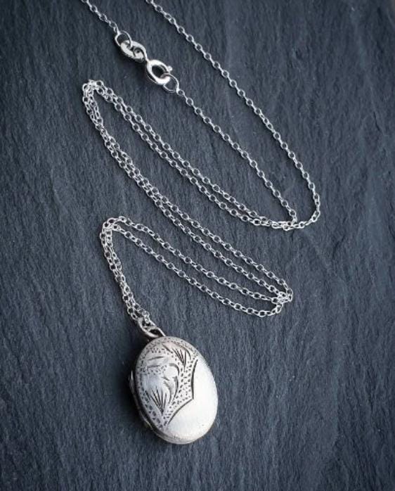 Vintage OVAL SILVER LOCKET - Engraved with 'From dad on your 21st' with 18" Chain - 3.3g