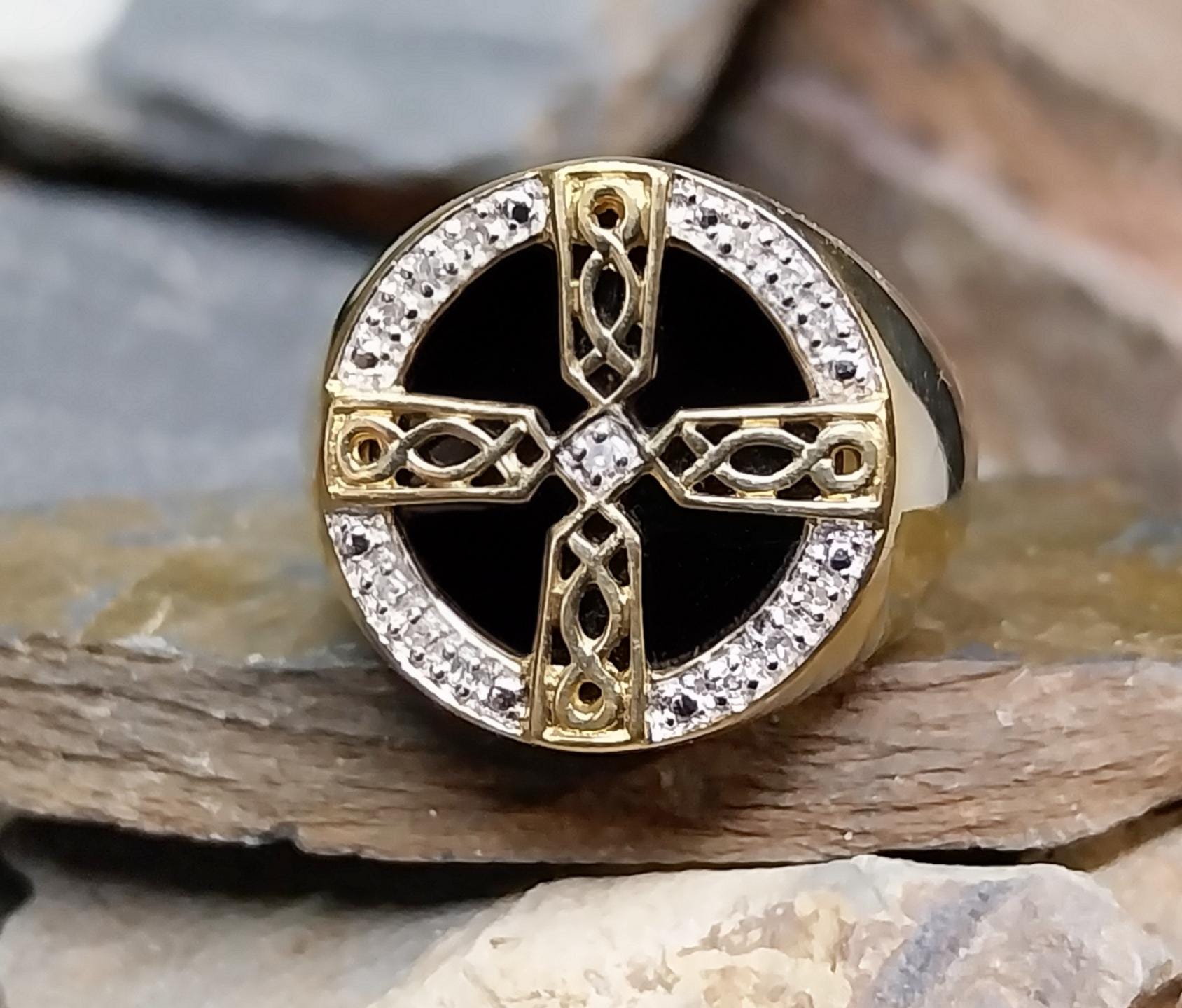 9ct GOLD RING with Onyx & DIAMOND Celtic Cross - Size uk R (us 8.5) - 5.7g