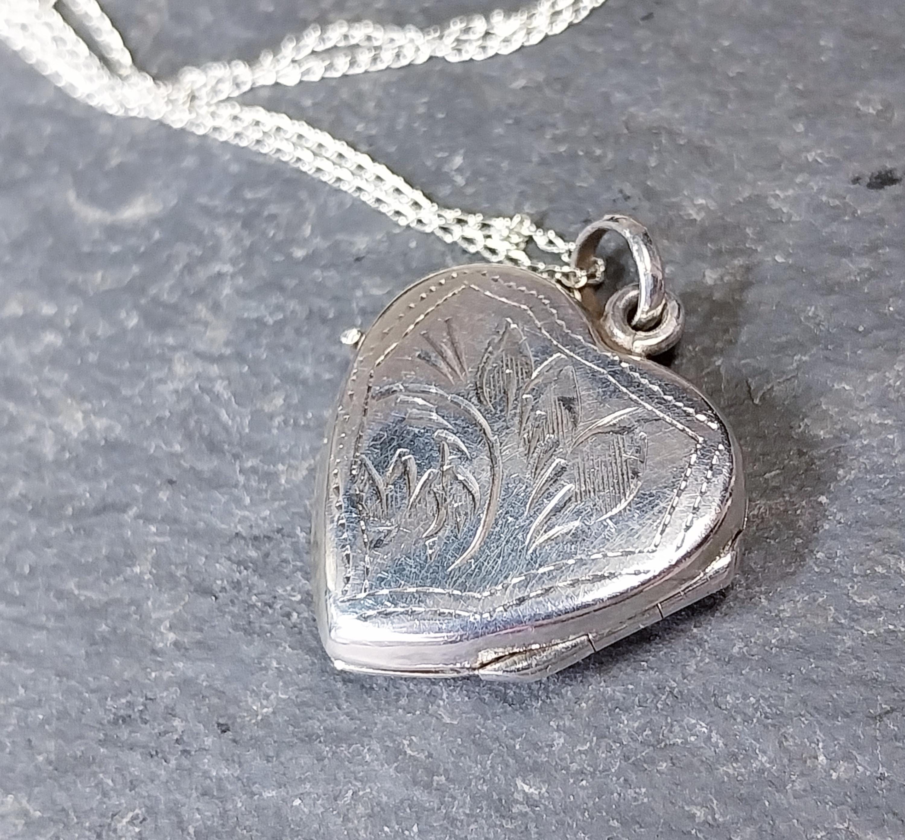 Small Silver HEART Locket Necklace on 18" chain - 3.8g