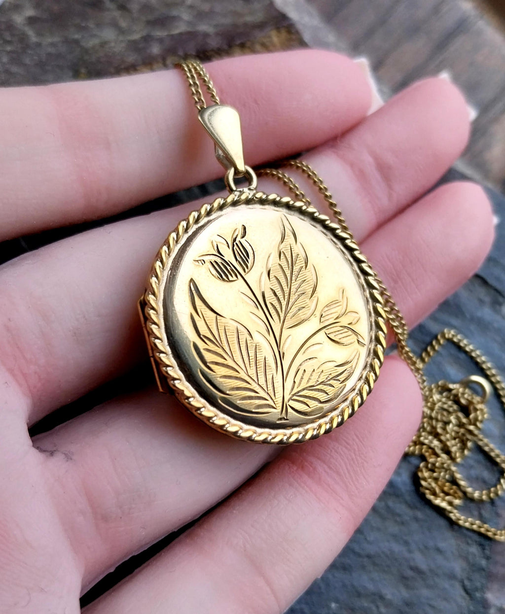 Large 9ct GOLD LOCKET - Circle with Tulip Flowers on 20" Chain - 12.9g