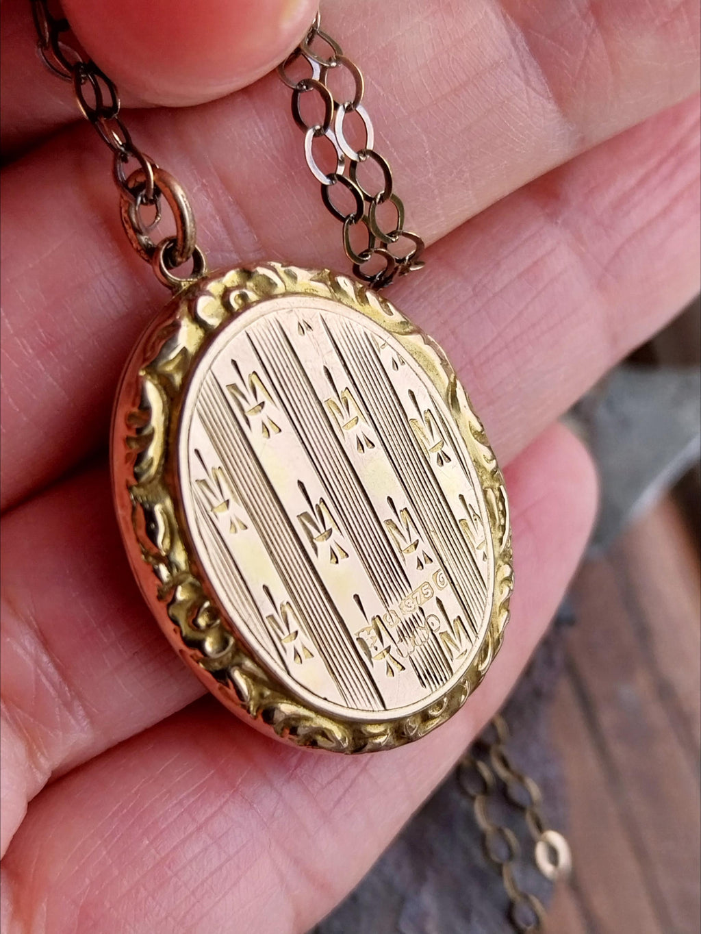 Antique 9ct GOLD LOCKET - Chester 1914 on 20" Chain - 6g