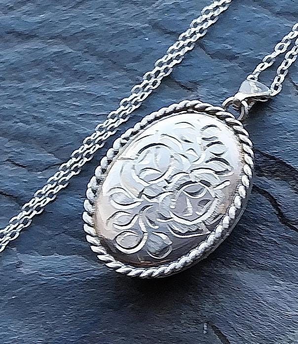 Vtg Silver LOCKET Necklace - Two Roses on 18" Chain - Joseph Smith - 6.2g