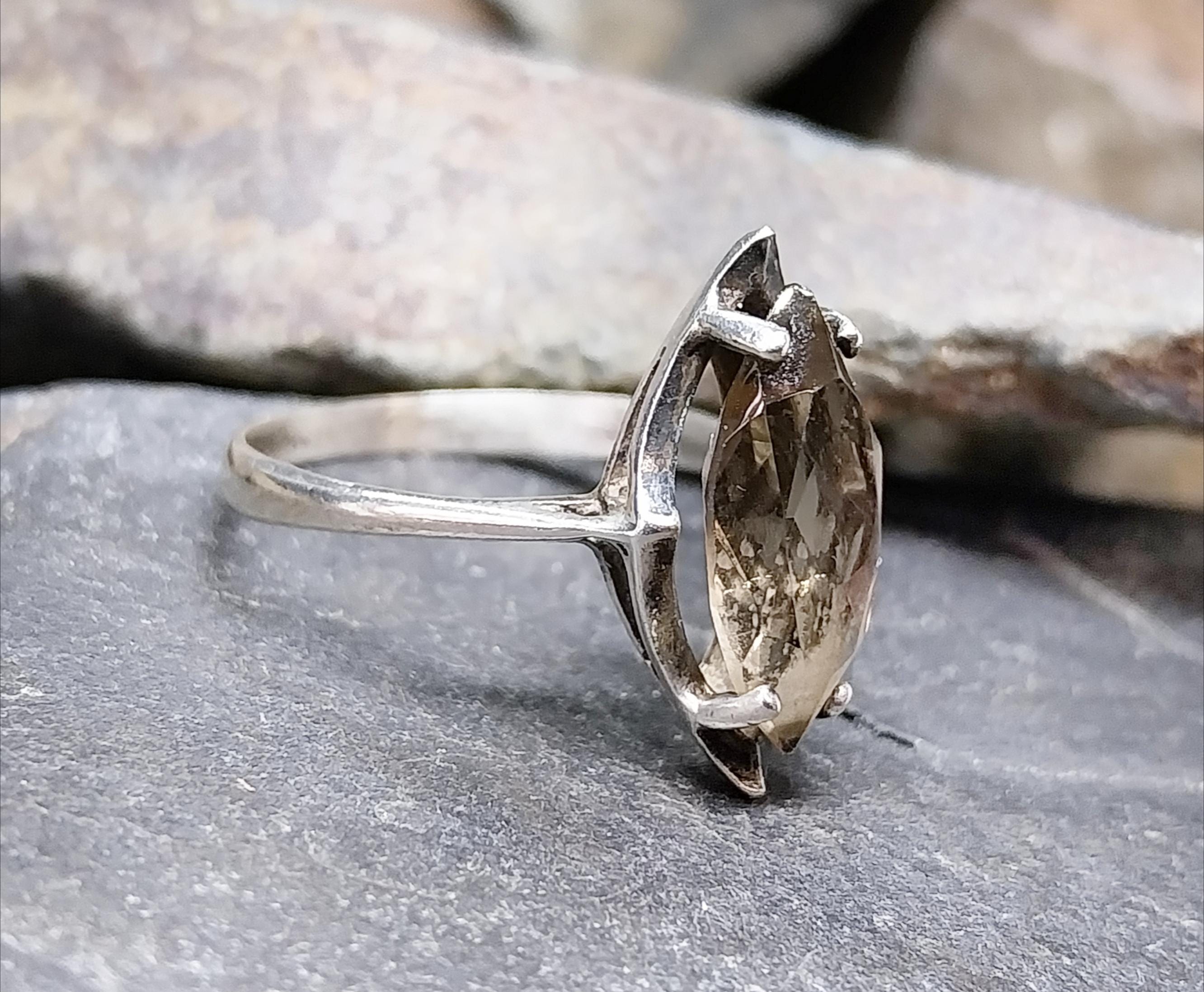 Vintage Sterling SILVER RING with Smoky Quartz - uk size O (us 7) - 2.2g