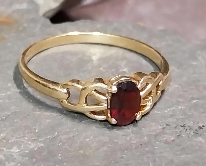 9ct GOLD CELTIC KNOT Ring - Red Garnet Gemstone - uk size Q (us 8) - 1.4g