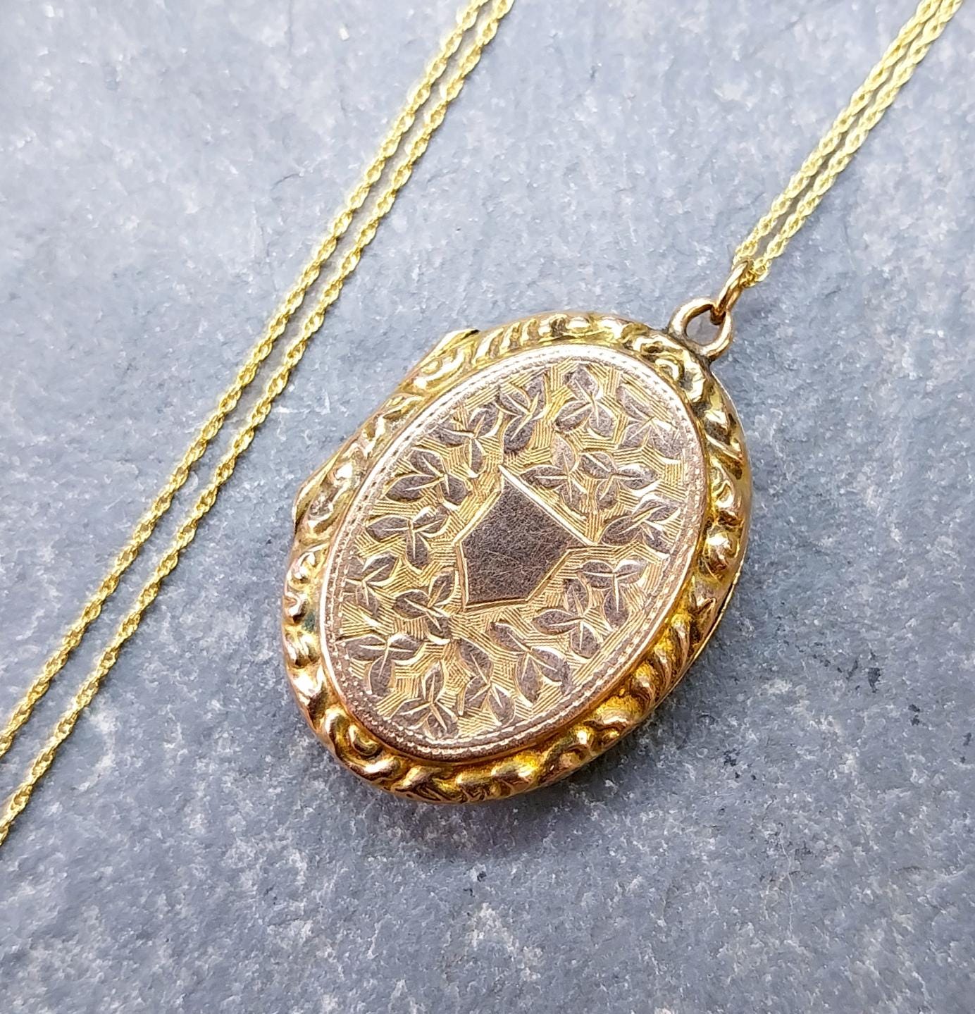 Antique 9ct Gold Oval LOCKET - Ivy Leaf design on 20" Chain - 5.4g