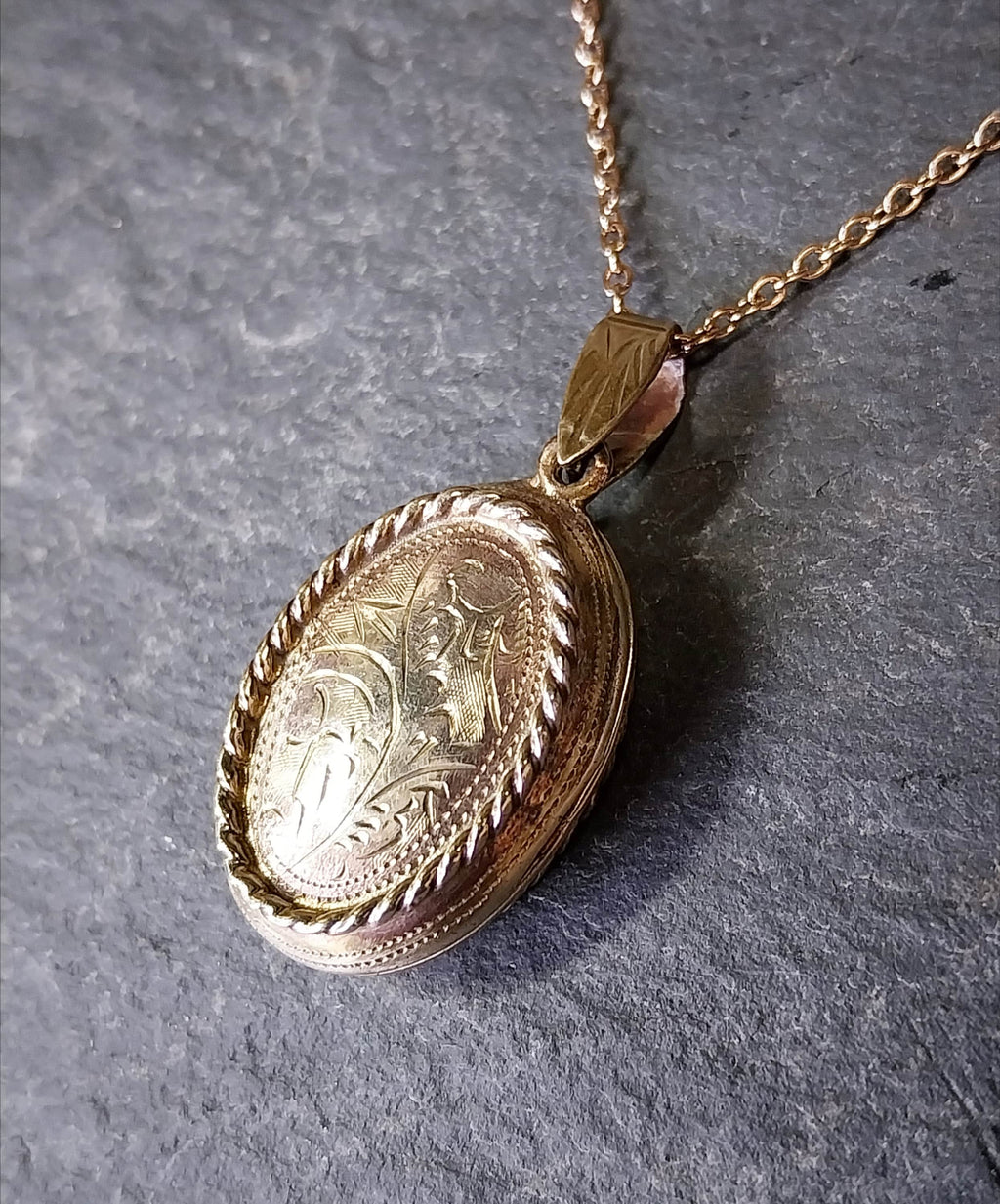 ANTIQUE Oval Wide LOCKET  - Pinchbeck Gilt on 18" Chain - 8.4g