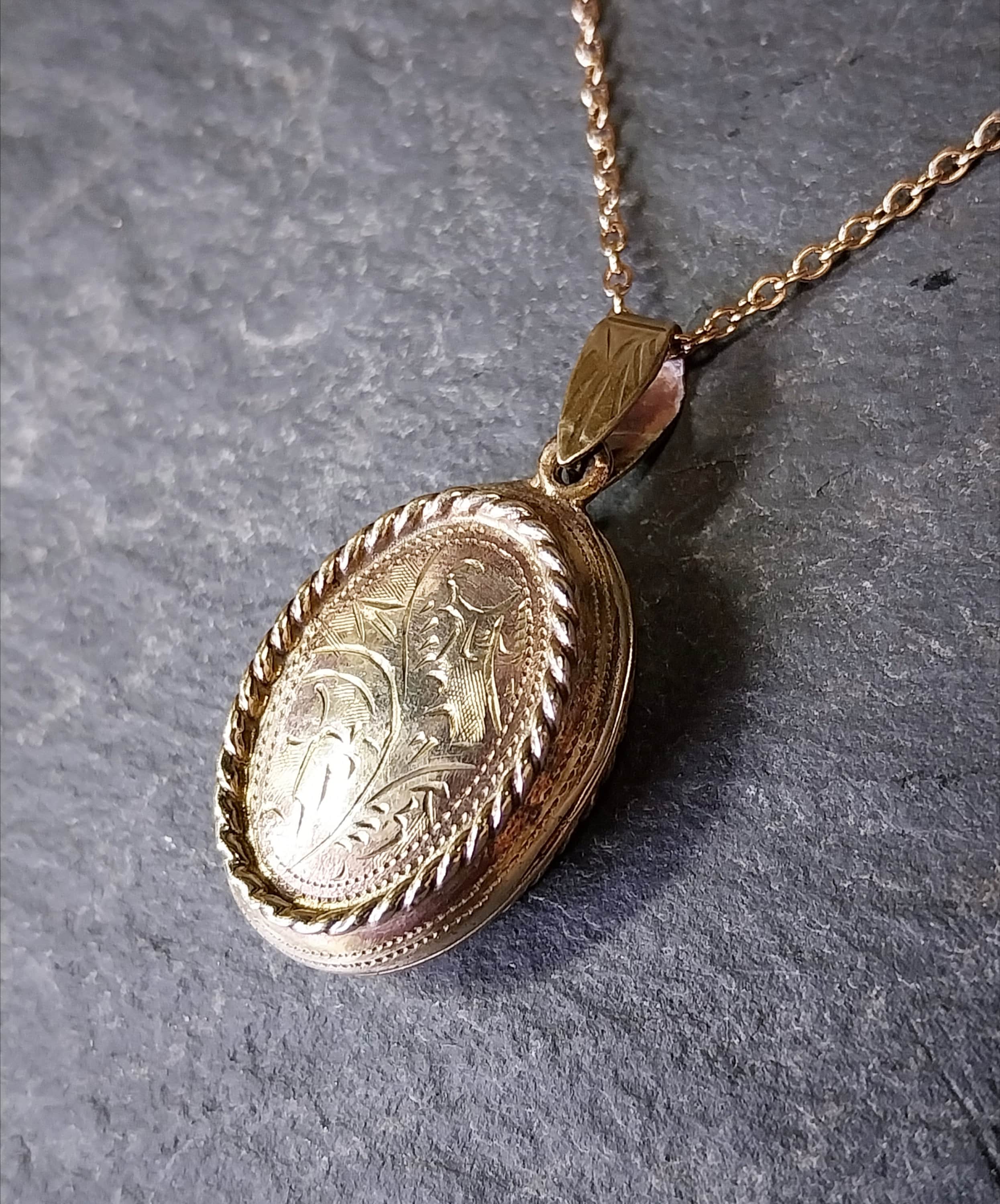 ANTIQUE Oval Wide LOCKET  - Pinchbeck Gilt on 18" Chain - 8.4g