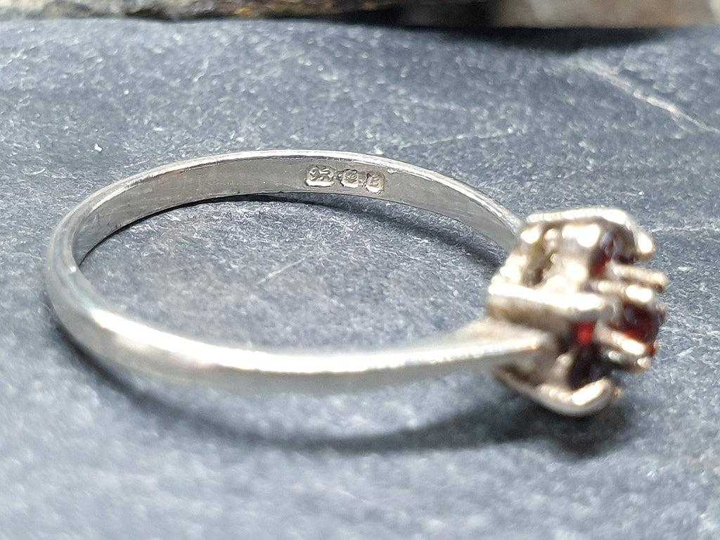 SILVER RING with Garnet Cluster, hallmarked 1977 - uk size N (us 6.5) - 6.4g