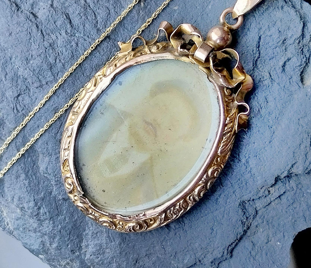 Victorian 9ct Gold Photo Locket Pendant - Double Sided on 18" Gold Chain - 9.8g