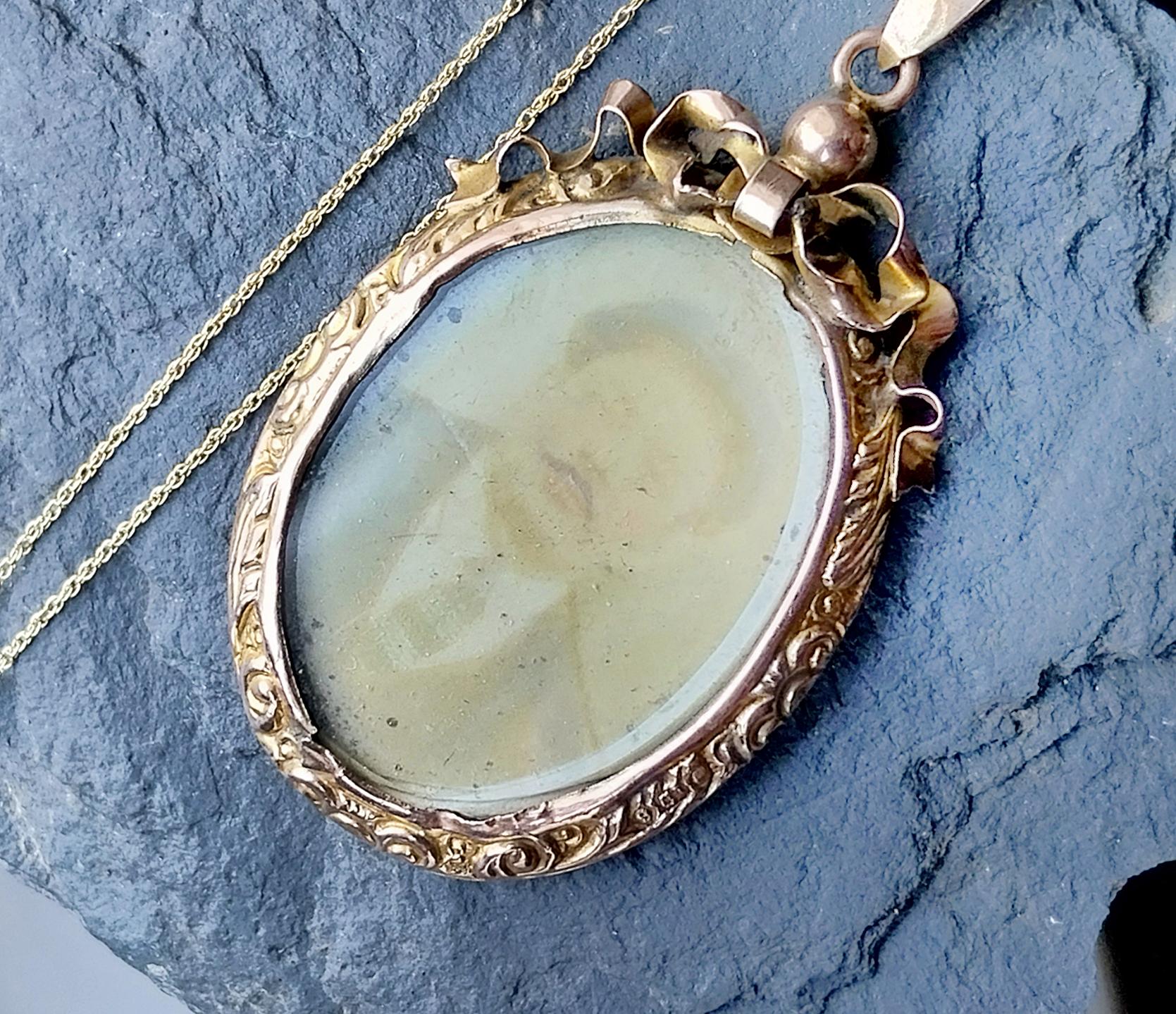 Victorian 9ct Gold Photo Locket Pendant - Double Sided on 18" Gold Chain - 9.8g