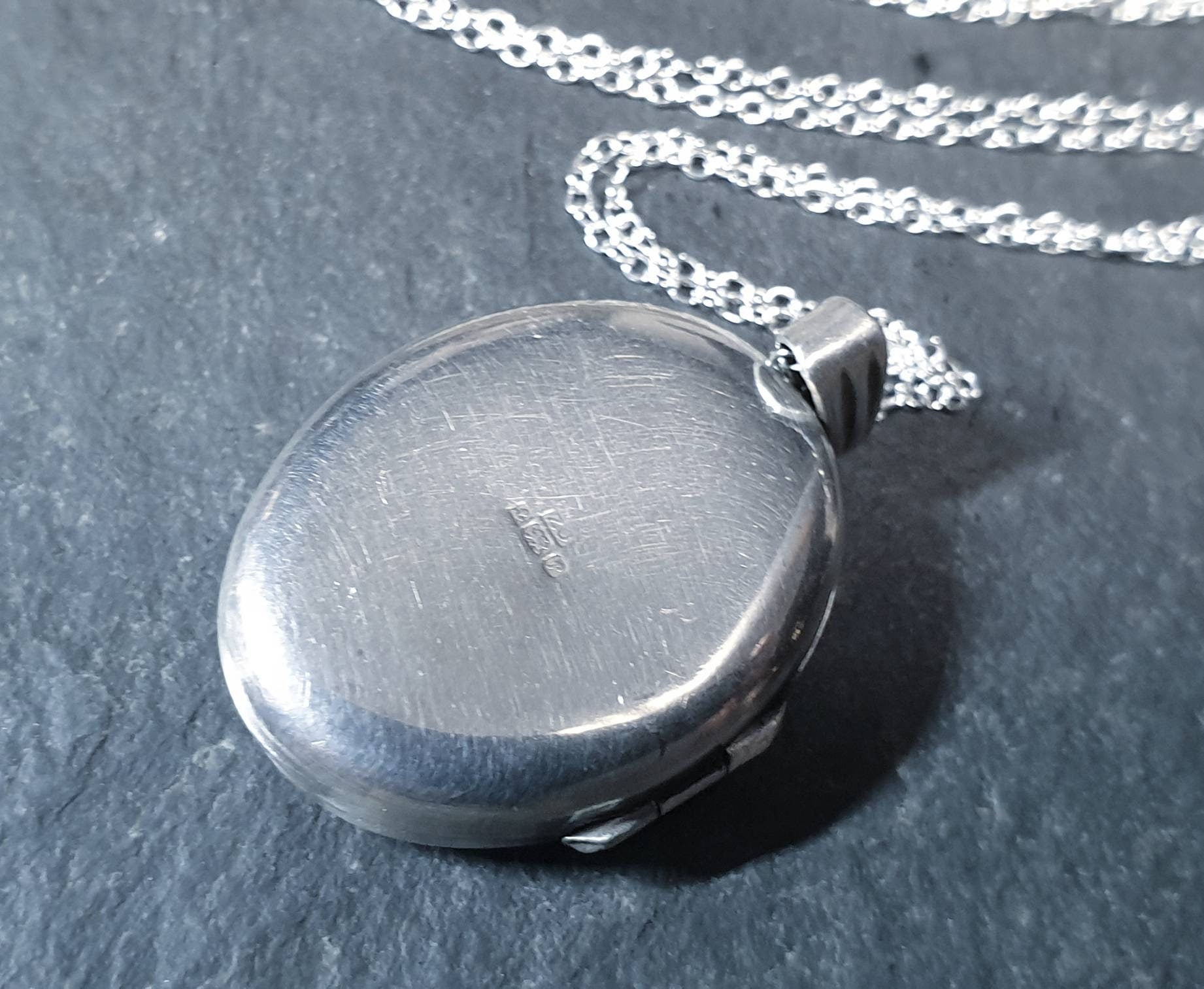 Vintage OVAL SILVER LOCKET - Fauna Pattern with 20" Chain - 6g