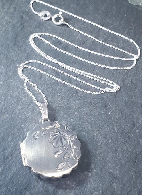 Vintage Silver Circular LOCKET Necklace with Crimped Edge on 18" Chain - 4.3g