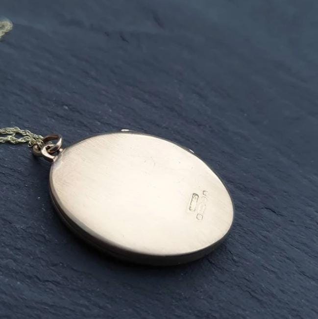 Beautiful vintage 9ct GOLD Single Rose Locket on 20" Chain - 6.7g
