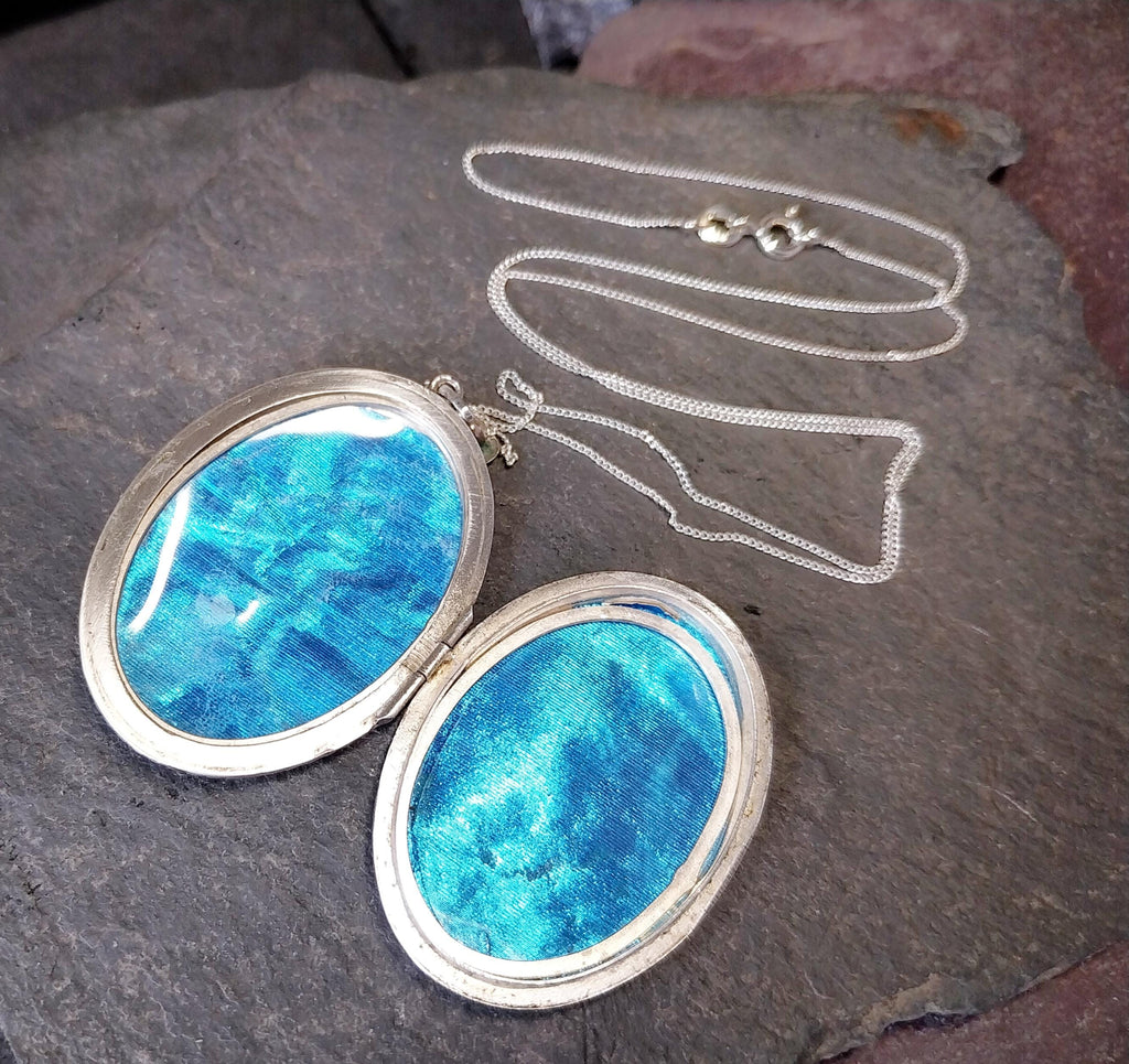 Sterling SILVER LOCKET - with Large Oval Rope Border on 20" Chain - 13g