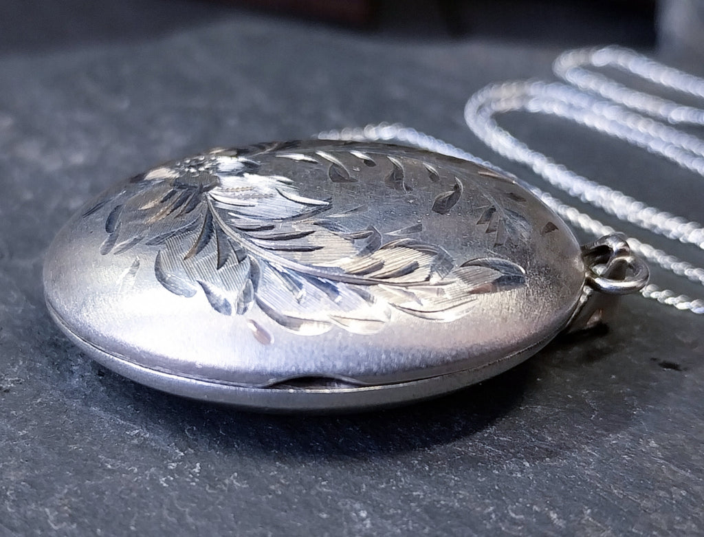 Large Vintage SILVER Puffy OVAL LOCKET - with Rose on 20" Chain - 12.1g