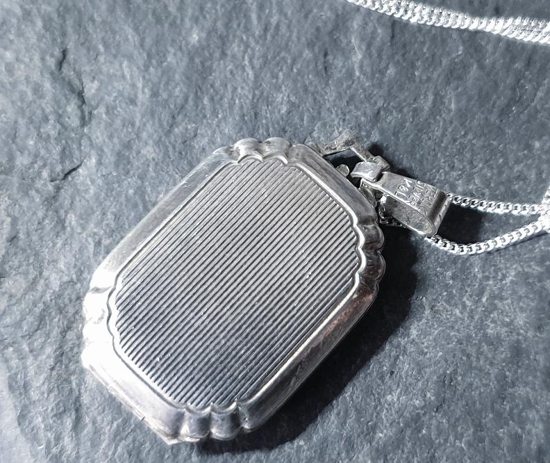 Vintage Silver OCTAGONAL LOCKET - 2 flowers  on 18" Chain - 8.7g