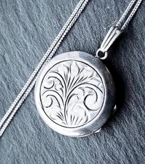 Vintage SILVER LOCKET Engraved Circular Design with 18" Chain - 5.2g