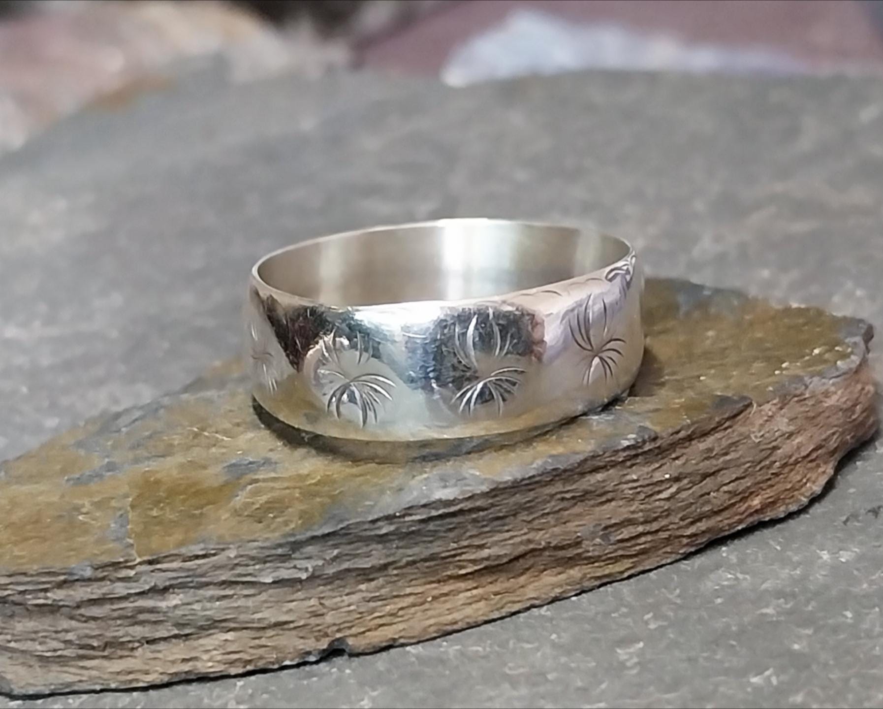 9ct White GOLD Ring Wedding Band with Stars - Hallmarked - Size S (us 9) - 3.7g