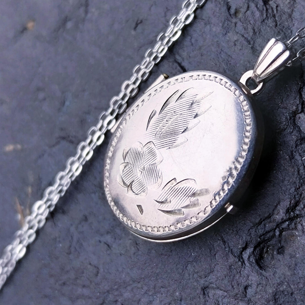 Vintage SILVER OVAL LOCKET - with Single Rose on 18" Chain - 3.2g