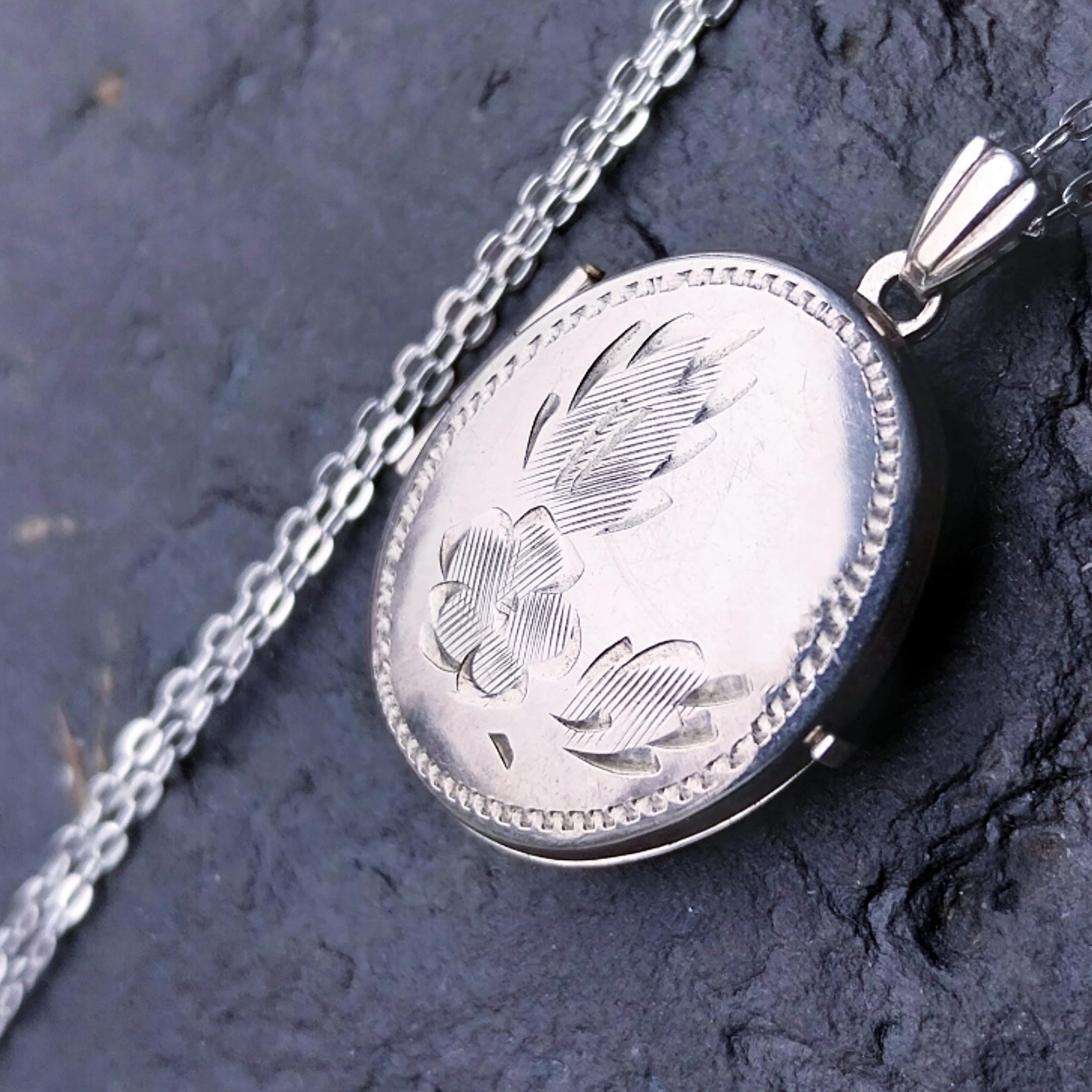 Vintage SILVER OVAL LOCKET - with Single Rose on 18" Chain - 3.2g
