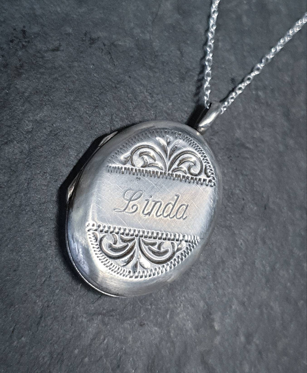 STERLING SILVER Locket Necklace - Engraved 'Linda' - with 18" Chain - 5g