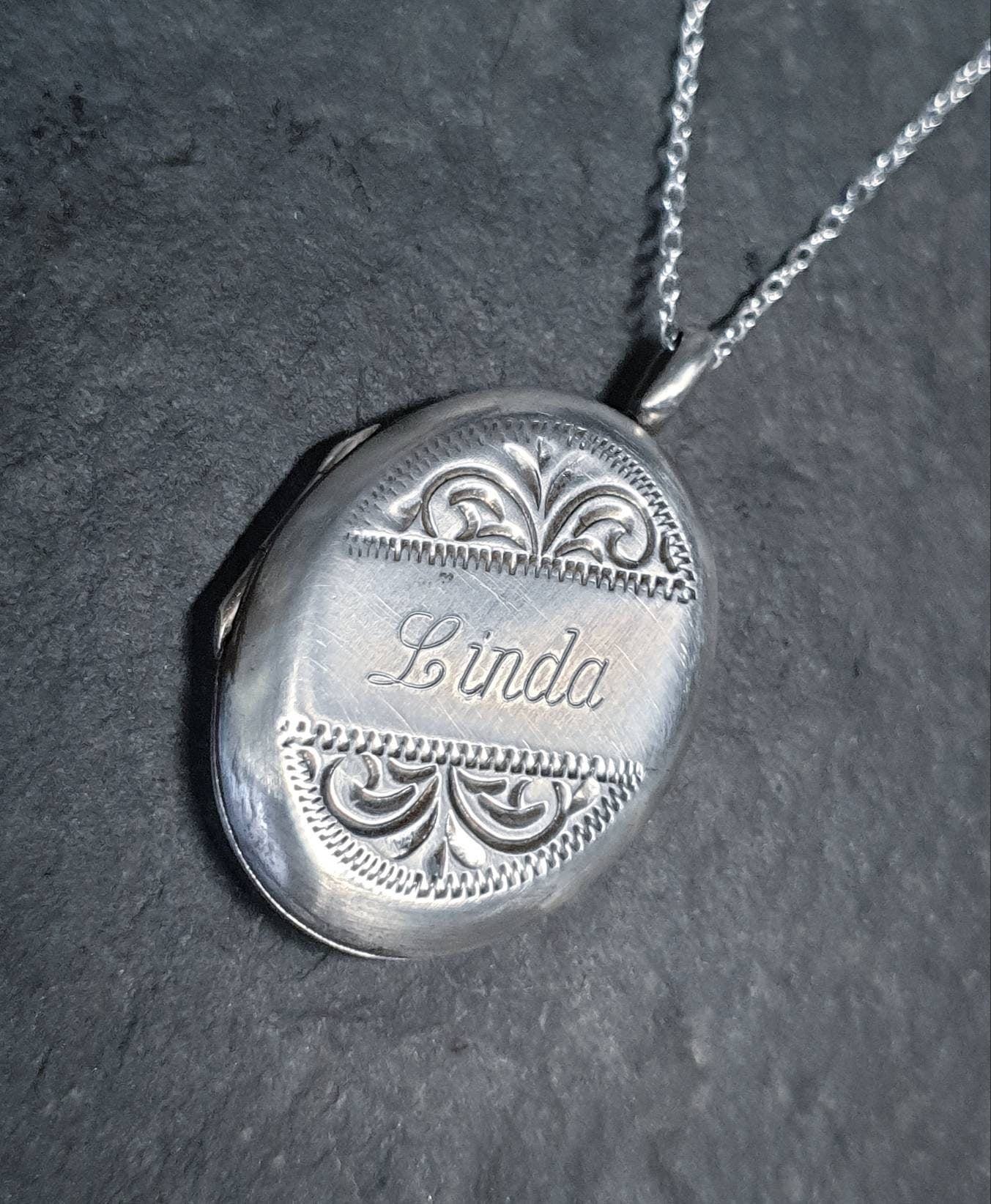 STERLING SILVER Locket Necklace - Engraved 'Linda' - with 18" Chain - 5g