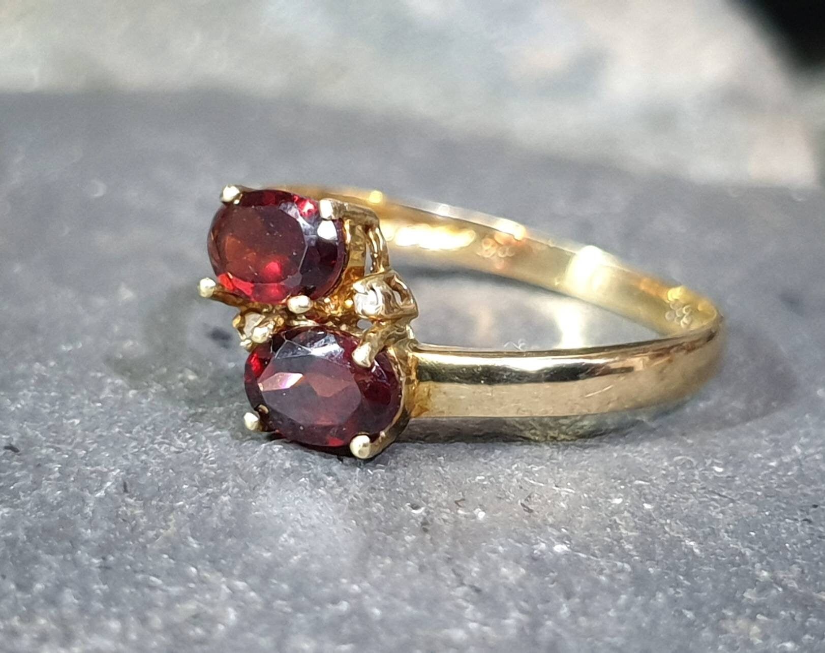 Vintage 9ct GOLD Opal & Red Gemstone Ring - Size uk P 1/2 (us 8) - Hallmarked - 1.5g