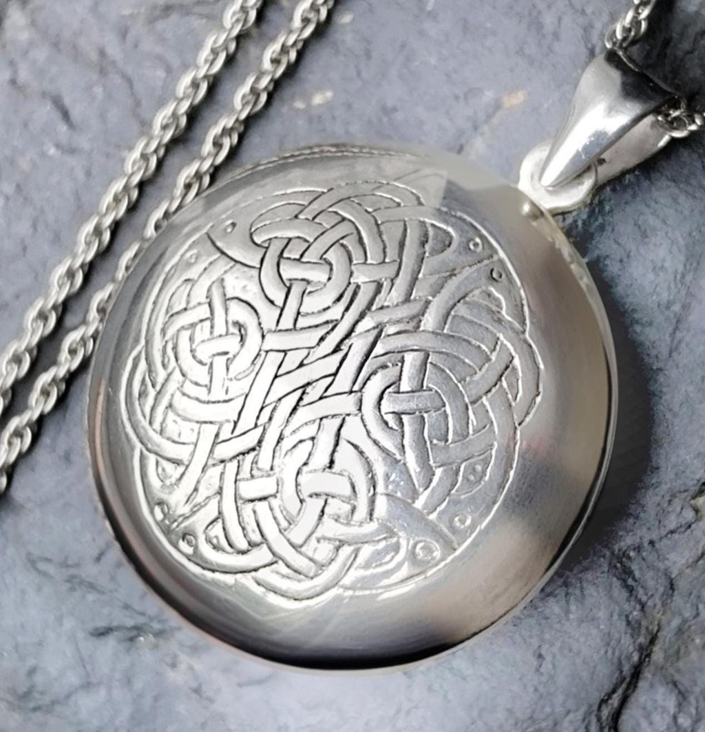 Large Silver Circular CELTIC LOCKET with Verse on 24" Chain - 15.2g