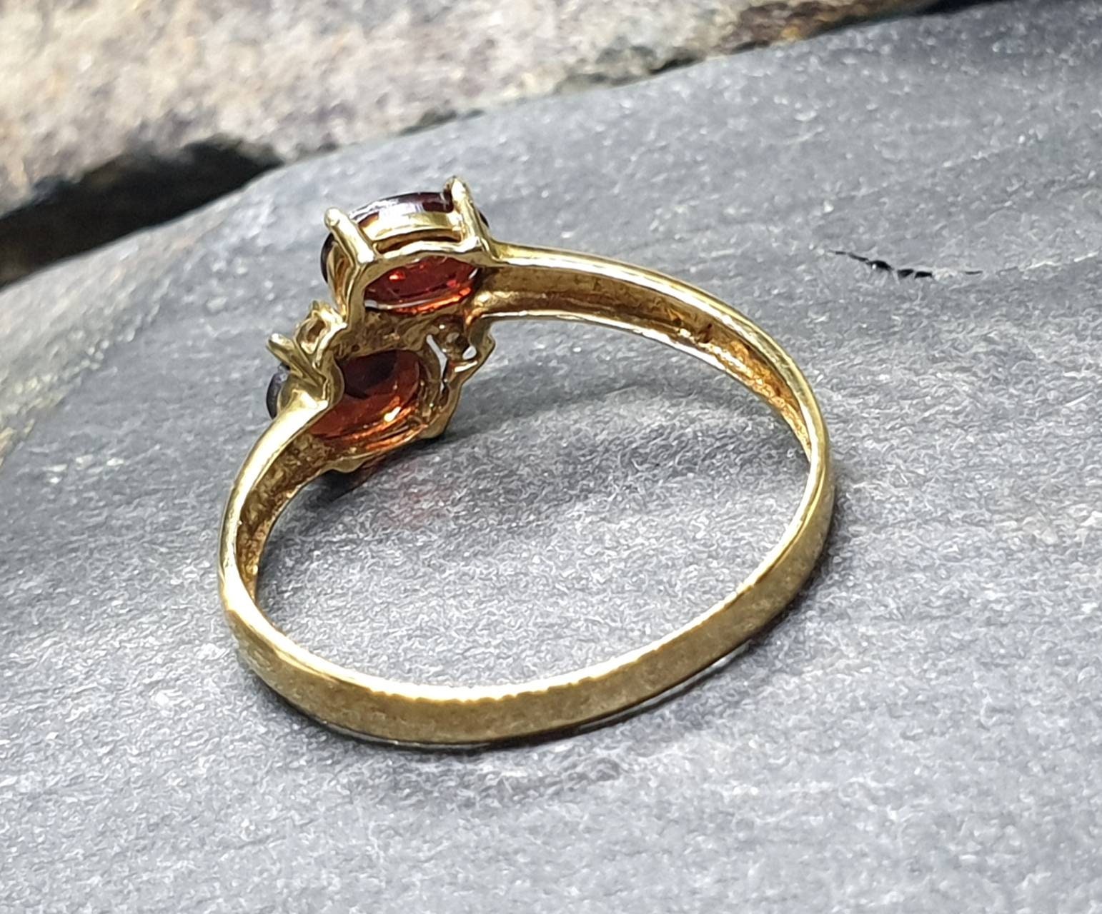 Vintage 9ct GOLD Opal & Red Gemstone Ring - Size uk P 1/2 (us 8) - Hallmarked - 1.5g