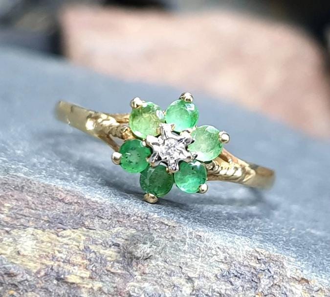 9ct GOLD RING - with Emerald Green Gemstones & Diamond - Size uk M (us 6) - 1.1g
