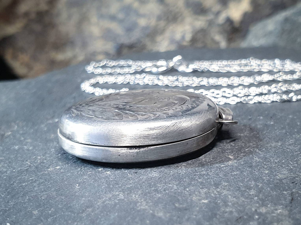 Vintage OVAL SILVER LOCKET - Fauna Pattern with 20" Chain - 6g