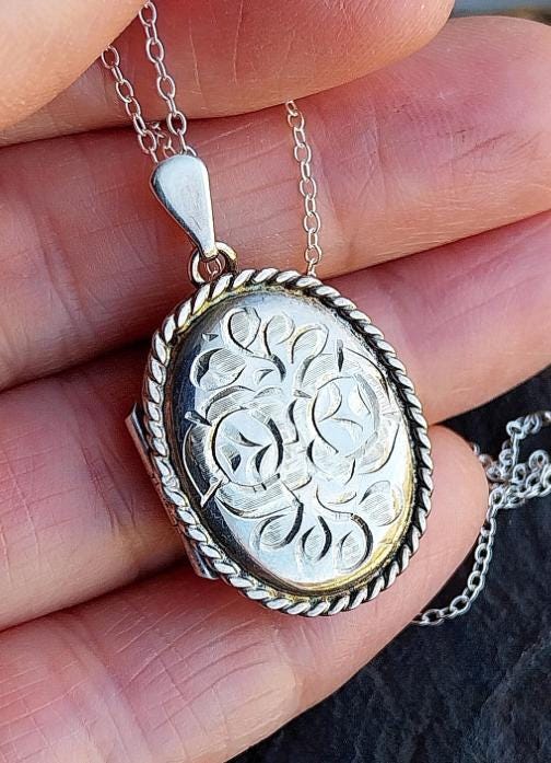 Vtg Silver LOCKET Necklace - Two Roses on 18" Chain - Joseph Smith - 6.2g