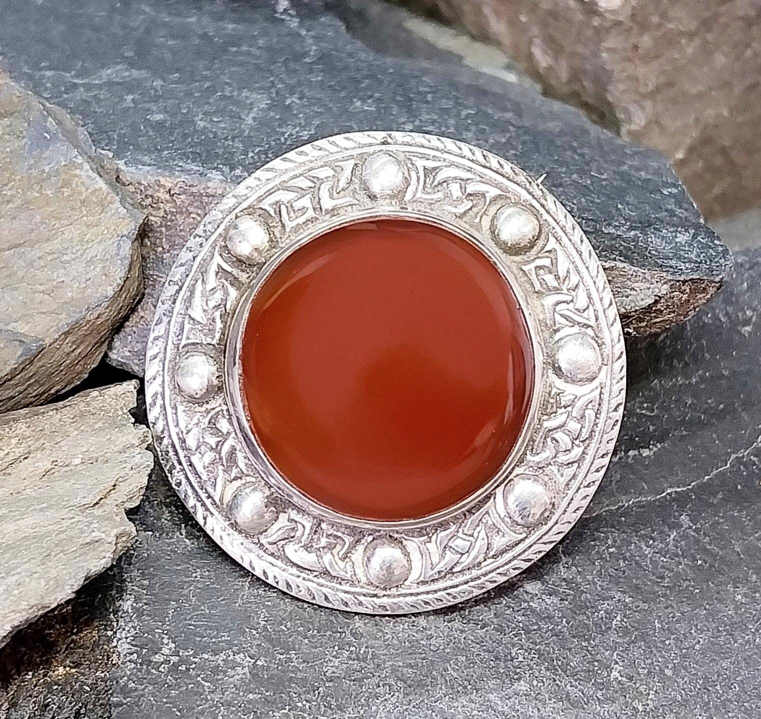 ROBERT ALLISON Carnelian blood orange Brooch - Shield c. 1955 - 15.9g