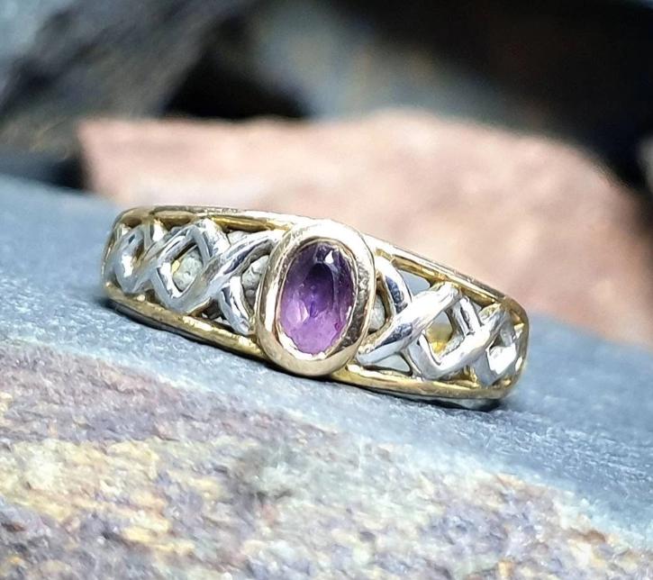 9ct GOLD CELTIC Ring with Purple Amethyst - Trinity Knot - Size uk K (us 5) - 1.8g