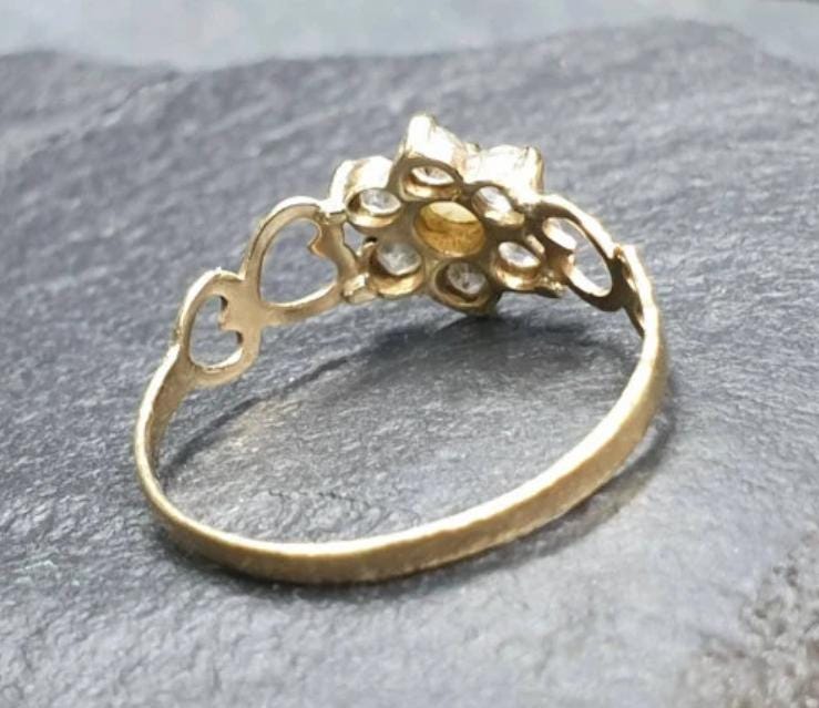 9ct GOLD RING - Flower Cluster with Milky Opal - Size uk N (us 6.5) -1.2g