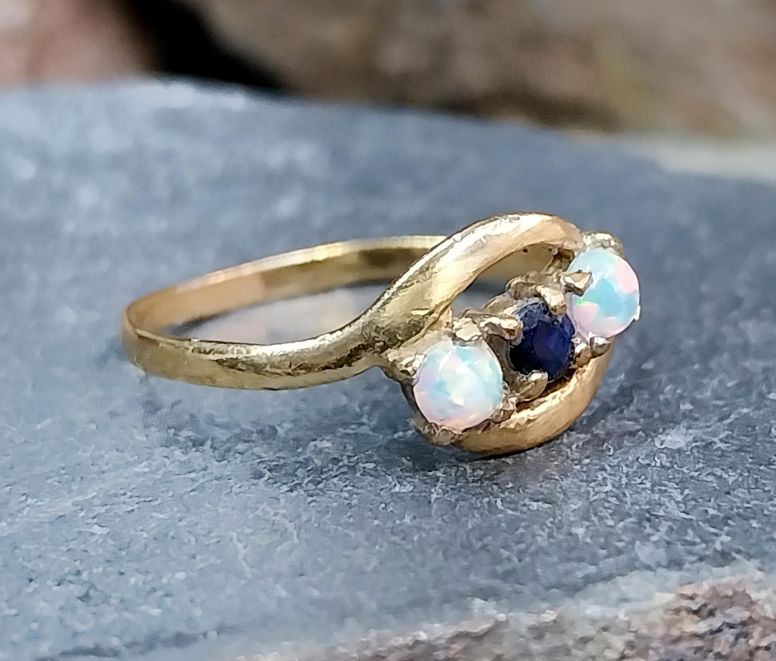 9ct GOLD Fire Opal & Sapphire Ring - Size uk L 1/2 (us 6) - Hallmarked - 1g