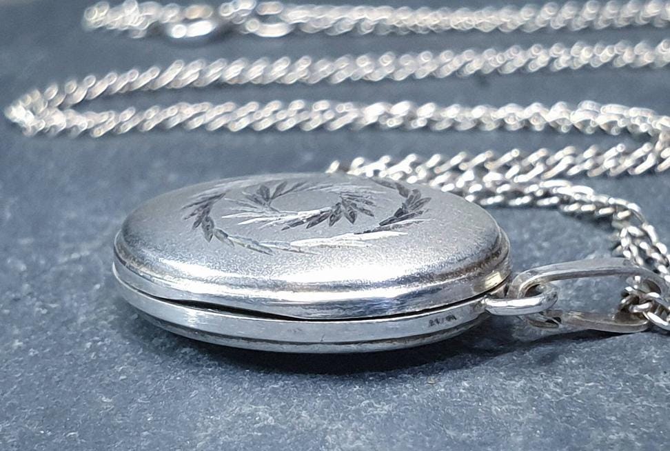 Sterling Silver OVAL LOCKET Necklace, Spiral Wreath on 18" Chain - 4.2g