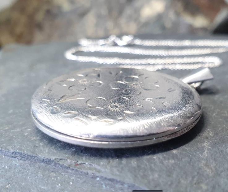 Large Sterling SILVER LOCKET Round with 3 flowers on 20" Chain - 10.9g