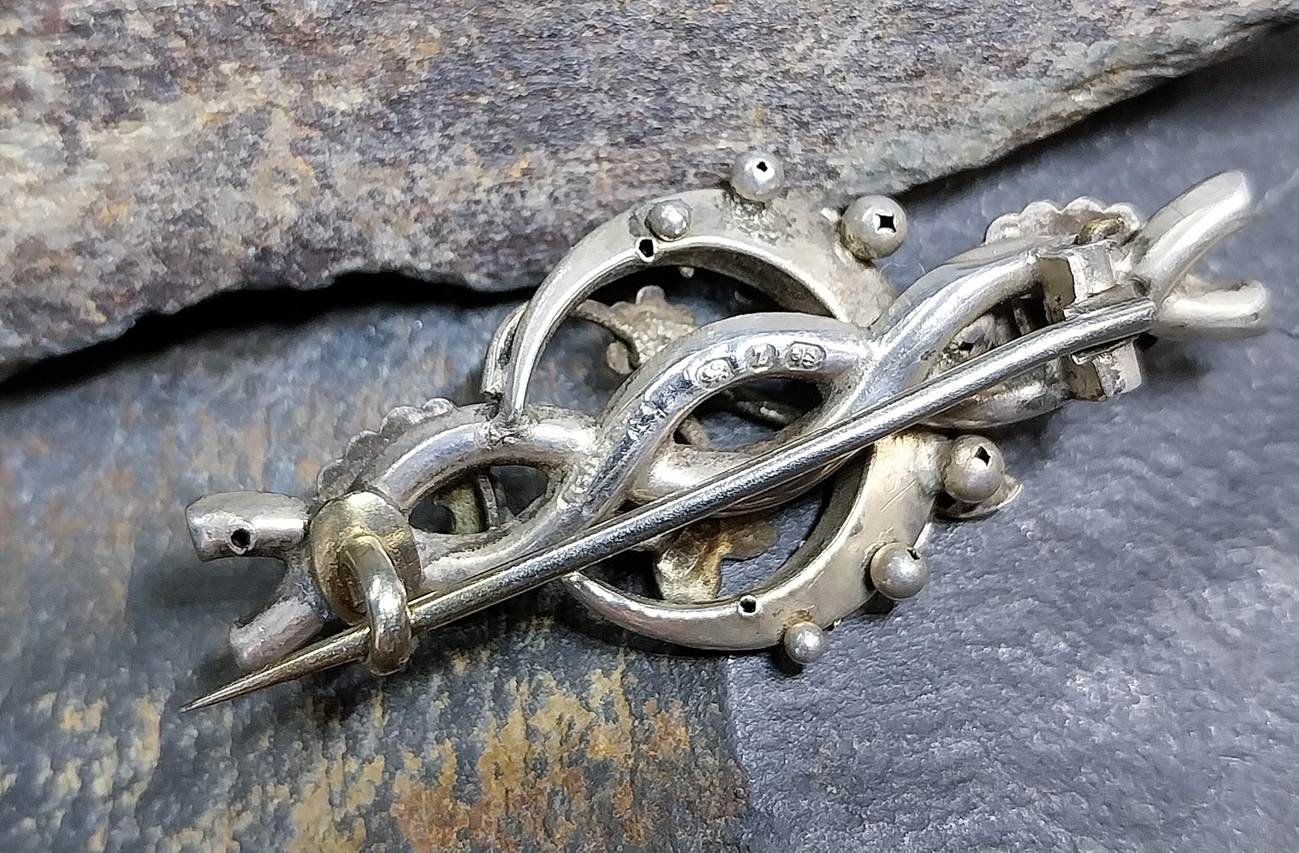 VICTORIAN CRESCENT MOON Brooch with hearts - Hallmarked 1899 - 4.3g