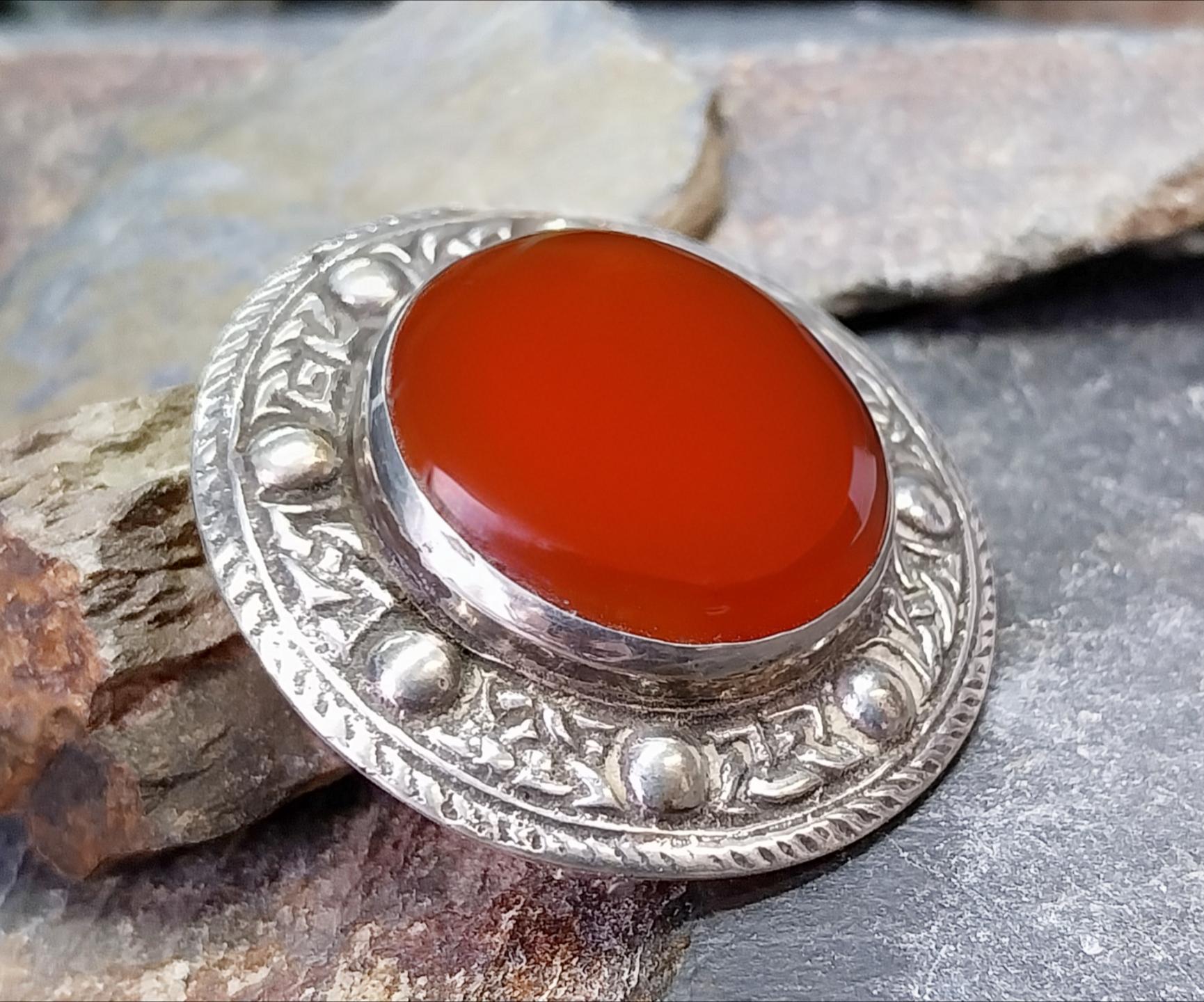 ROBERT ALLISON Carnelian blood orange Brooch - Shield c. 1955 - 15.9g