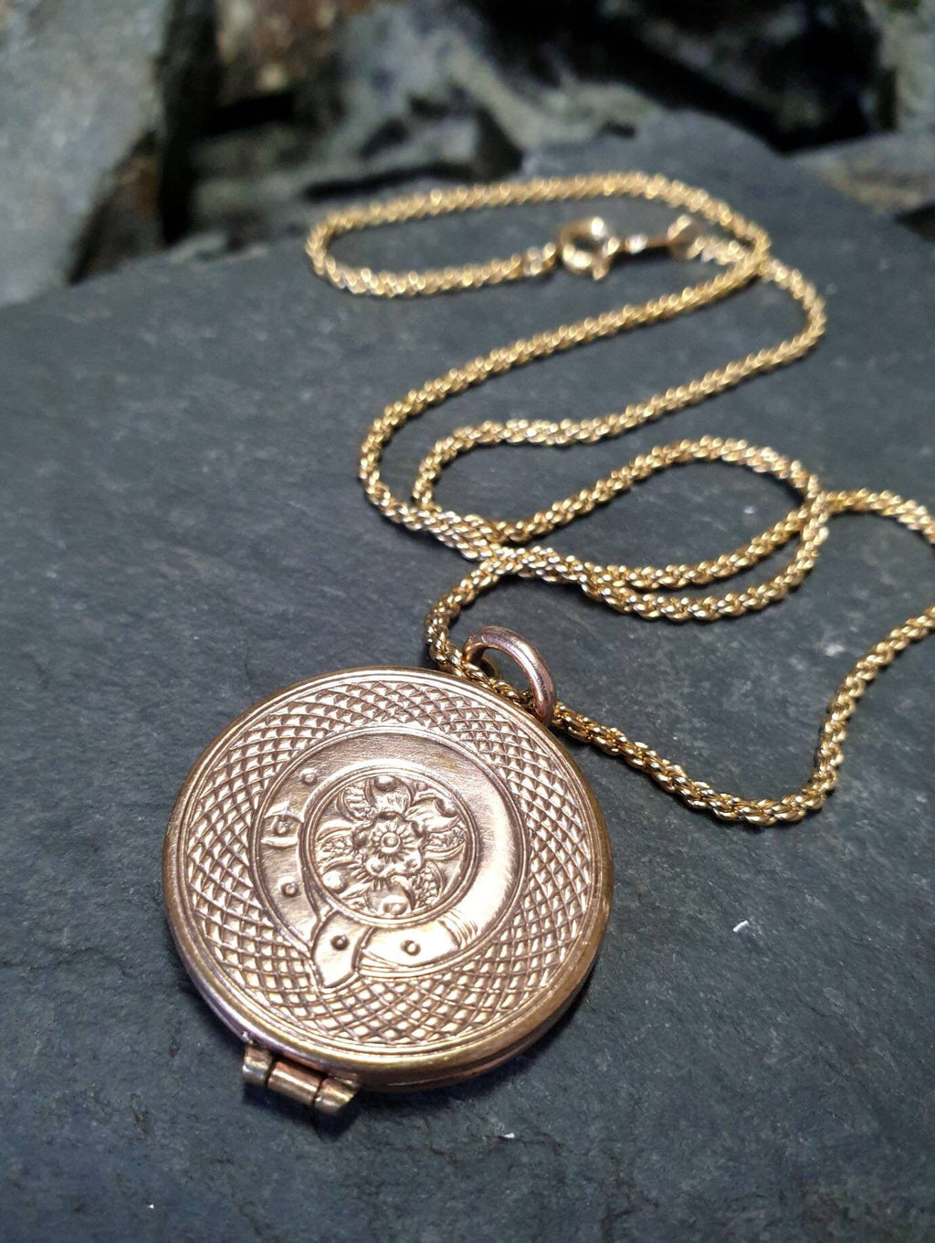 VICTORIAN CIRCLE LOCKET - Antique Pinchbeck Gilt on 16" Chain - 13.8g